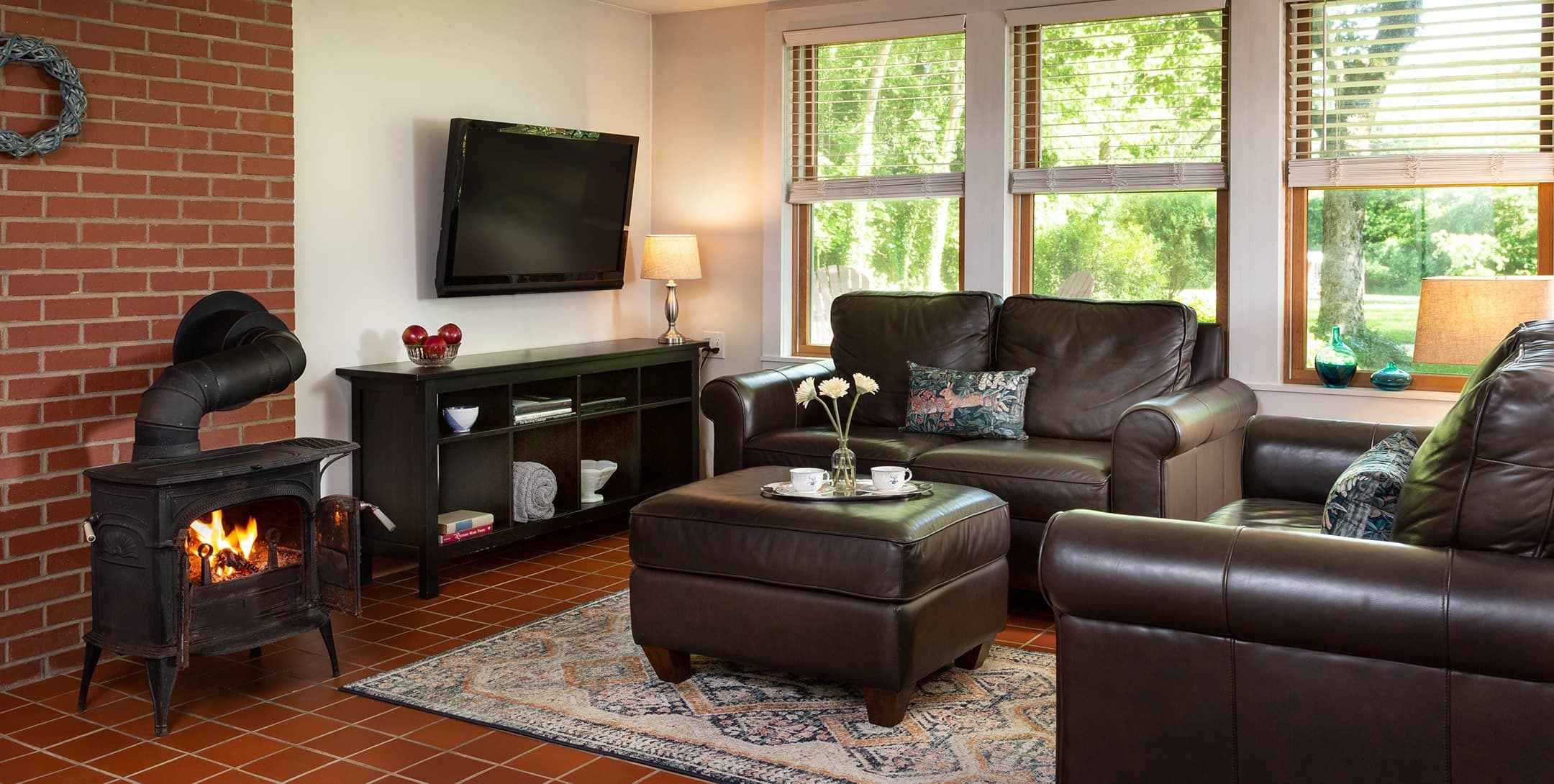 Robin's Nest Cottage living room with fireplace