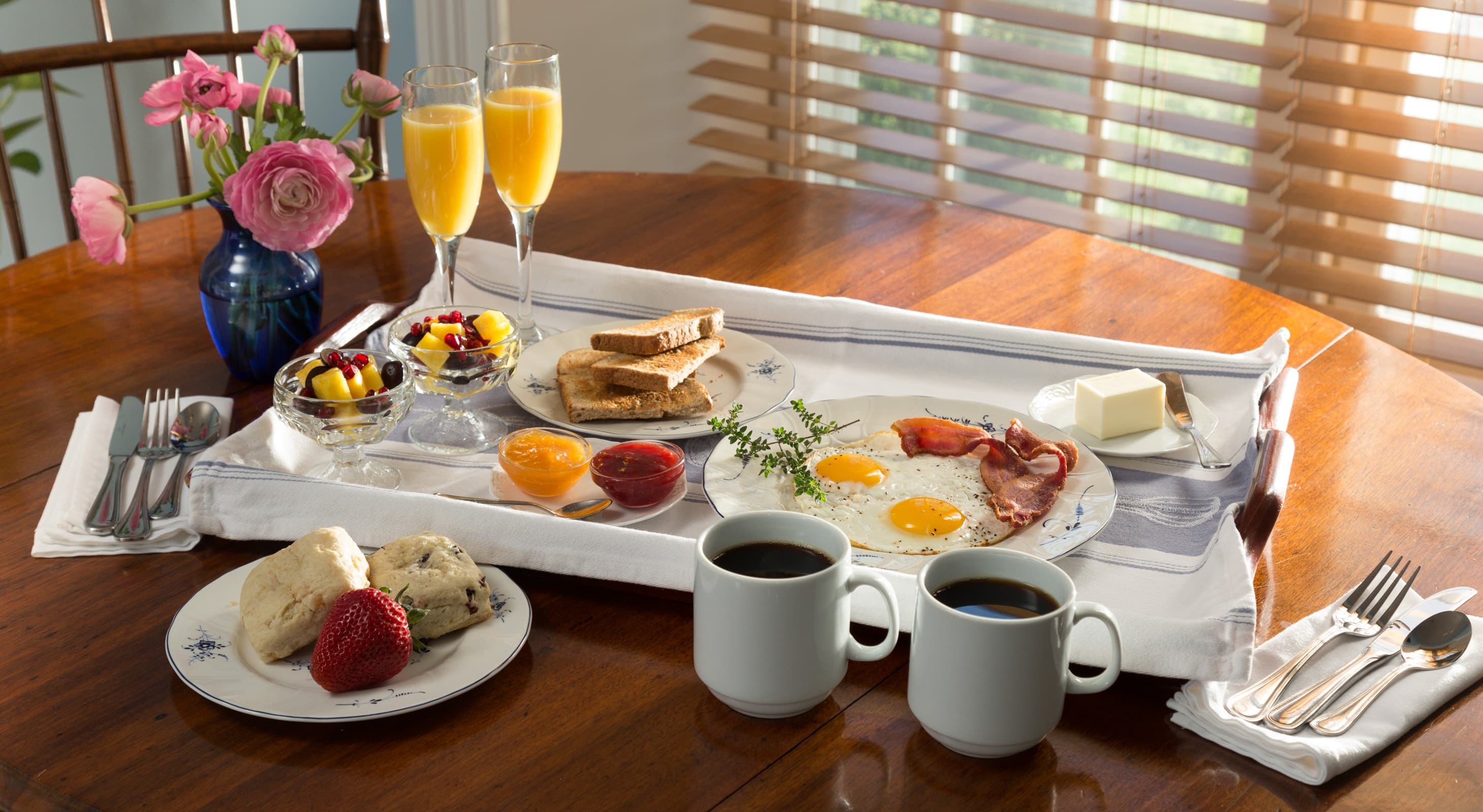 Сервировка стола для завтрака. Романтический завтрак. Красивый завтрак. Романтическое утро. Завтрак в постель сервировка.