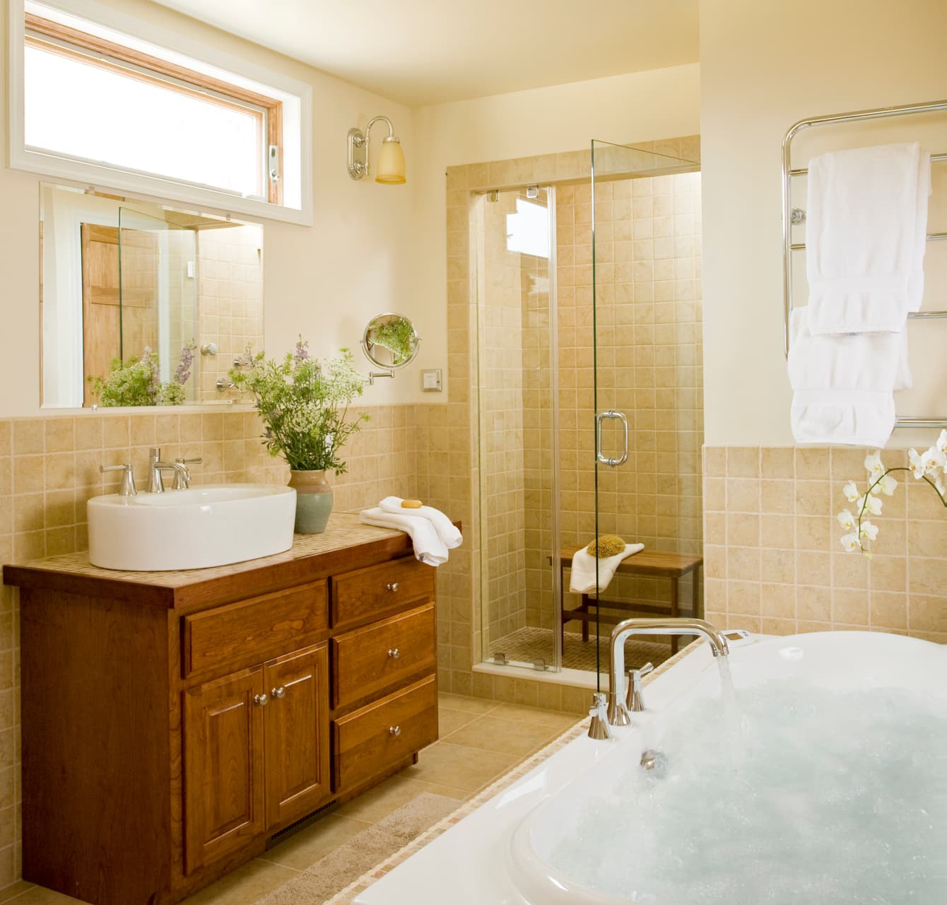 Large jetted tub in the Mulberry Cottage at Brampton Inn