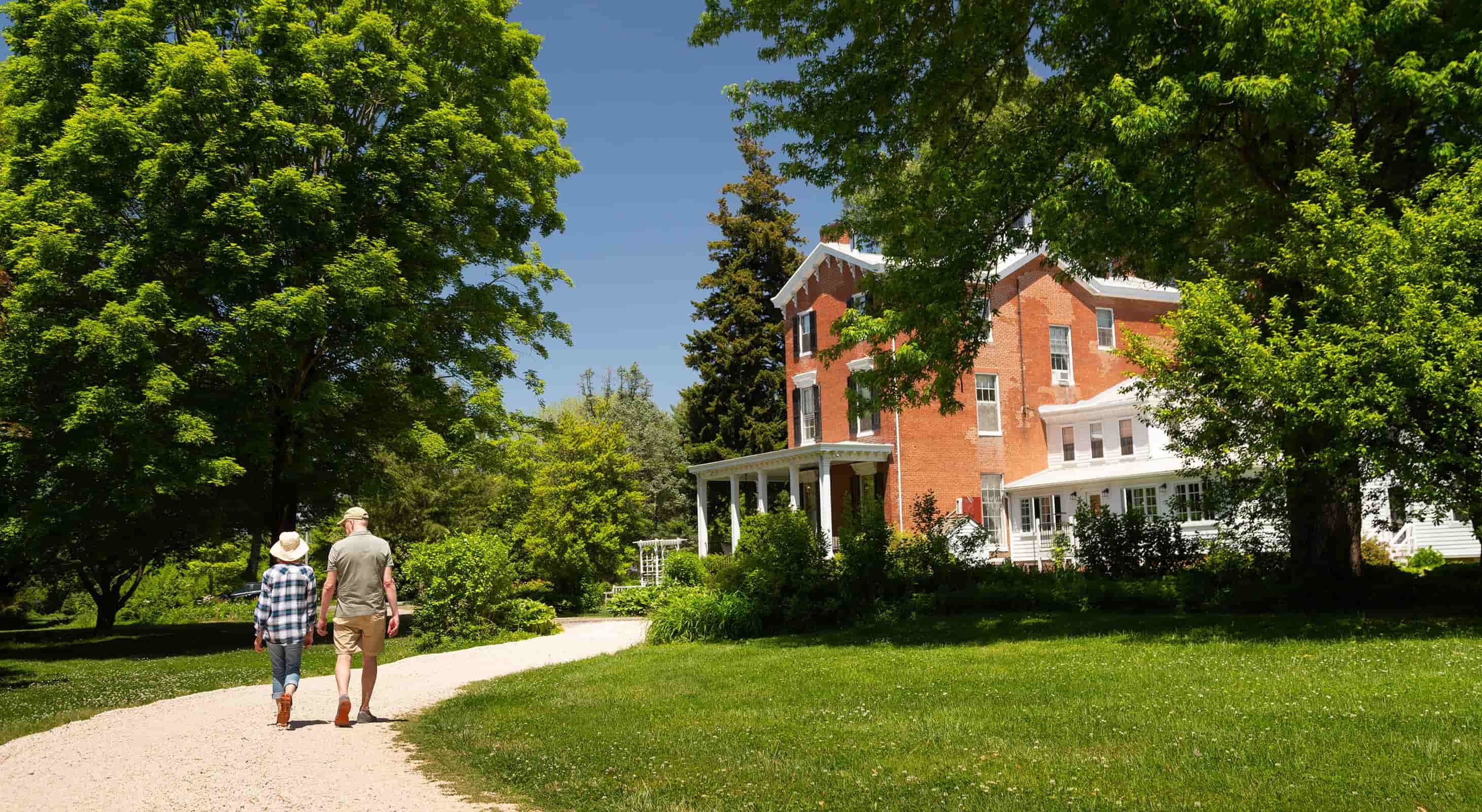 couple walking on the grounds of our Eastern Shore Inn